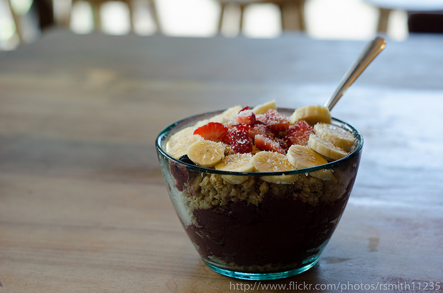 acai bowl with oats and bananas